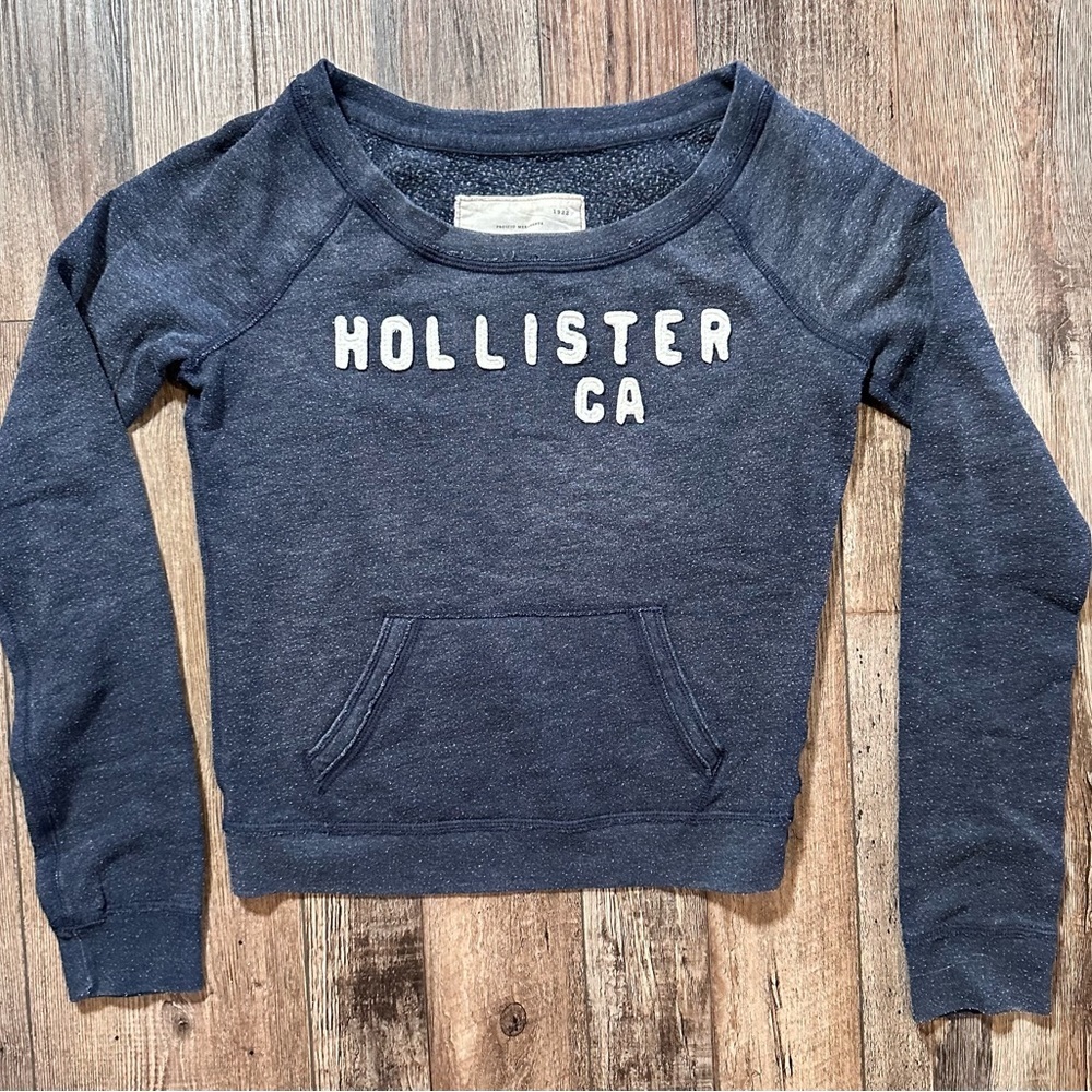 Hollister woman’s small sweatshirt scoop neck style 
Size small